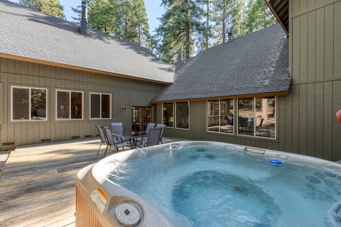 Lazy Bear Lodge- Luxe retreat-SPA & Game room!