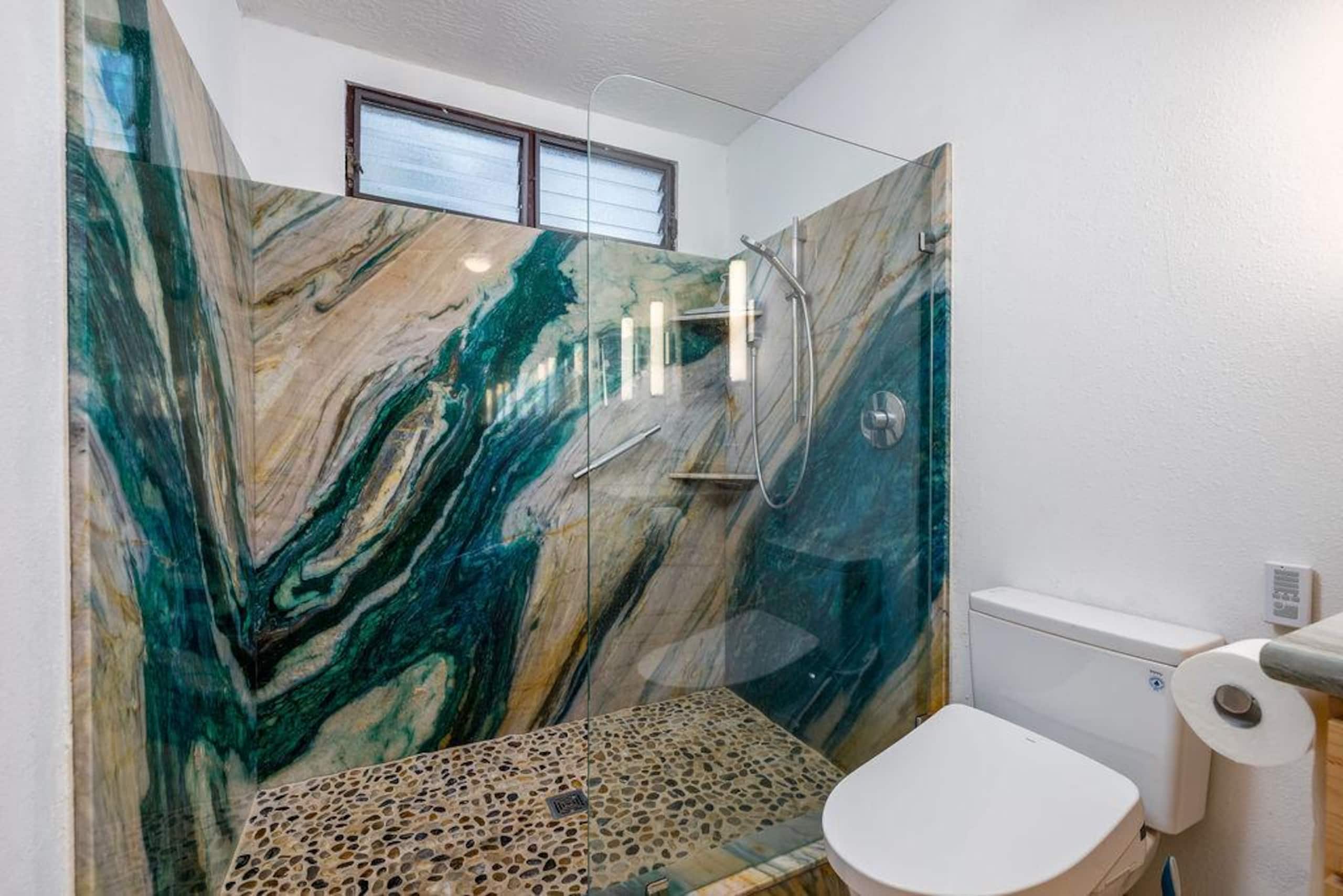 Condo in Kailua-Kona · ★4.86 · 2 bedrooms · 3 beds · 2 private baths - Image 11
