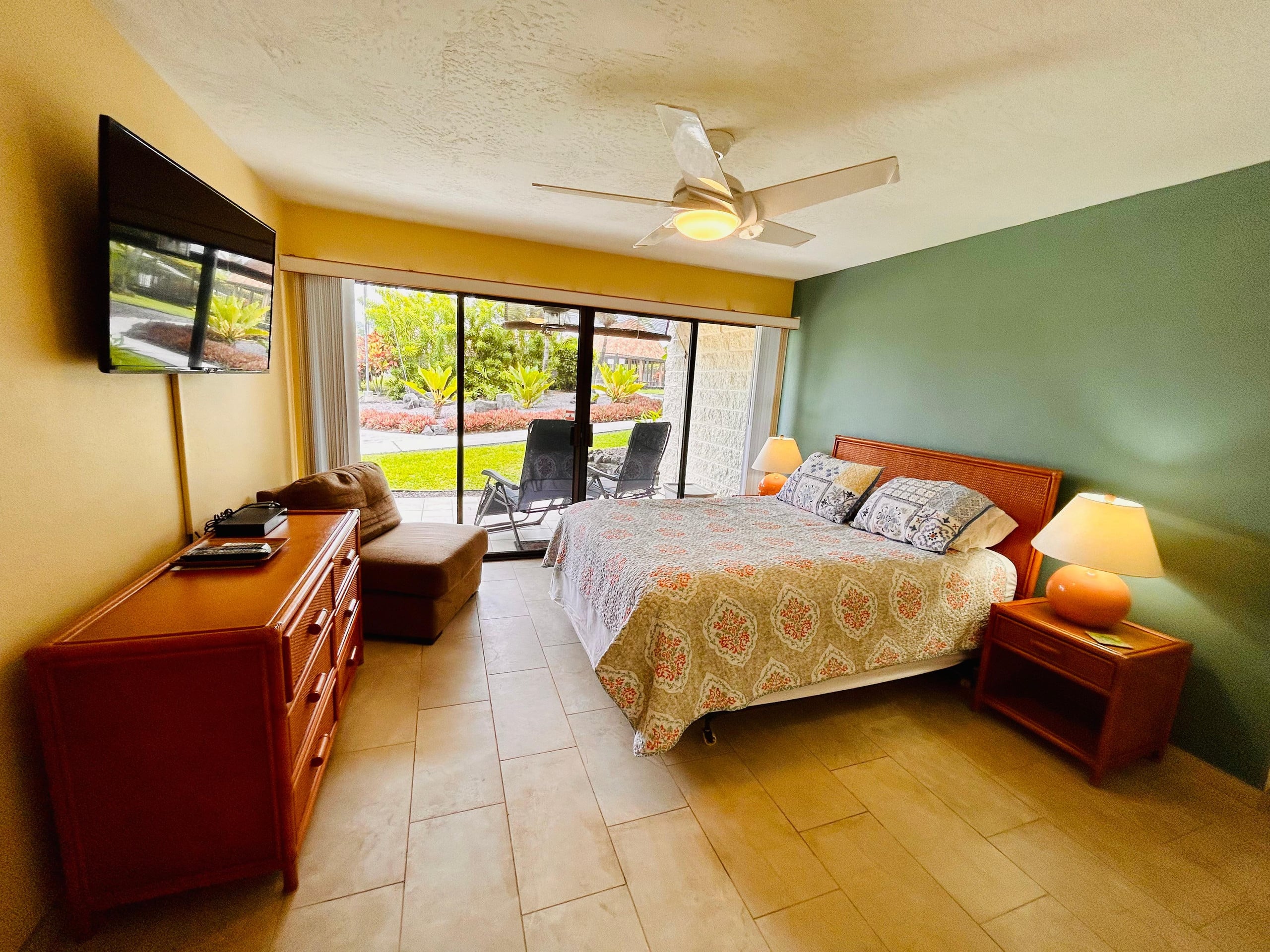 Condo in Kailua-Kona · ★4.86 · 2 bedrooms · 3 beds · 2 private baths - Image 9