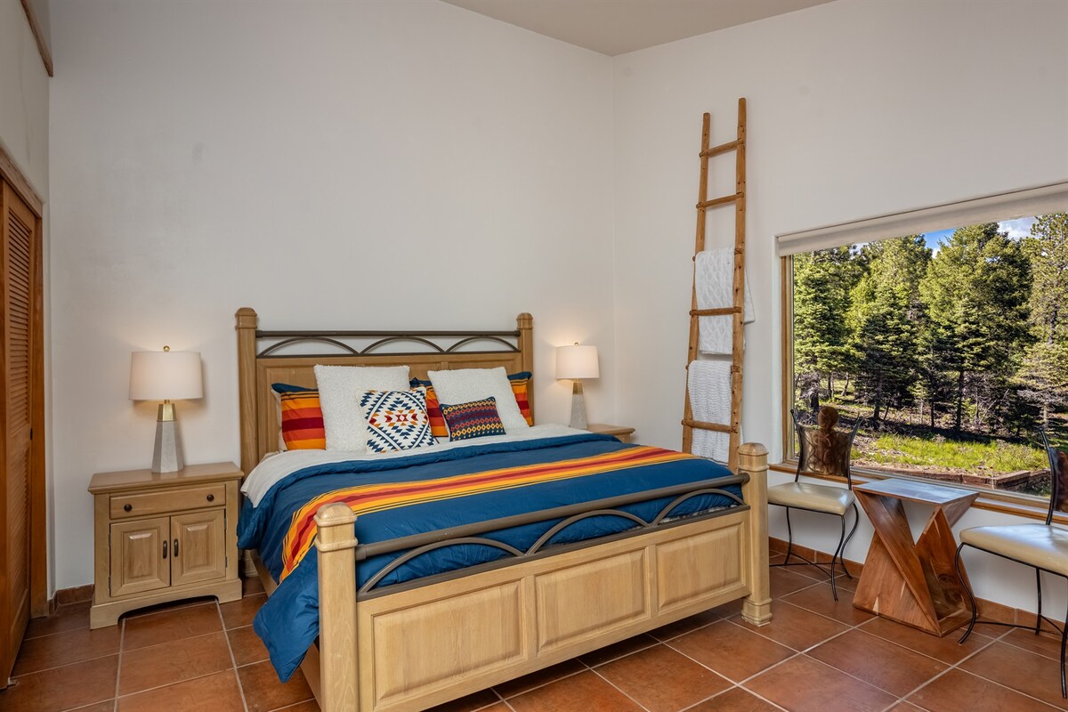 La suite cuenta con una cama tamaño king y vistas increíbles