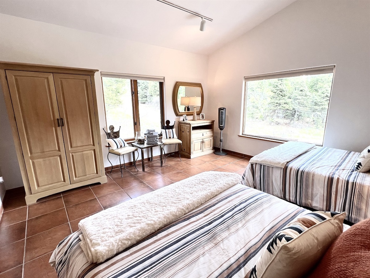 ¡Espacio para todos! Esta habitación doble con cama tamaño queen te permite traer a un grupo más grande para disfrutar de la paz del bosque.