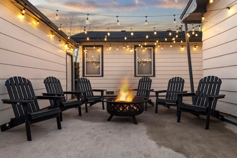 5 Min Downtown | Backyard & Firepit | Pet Friendly