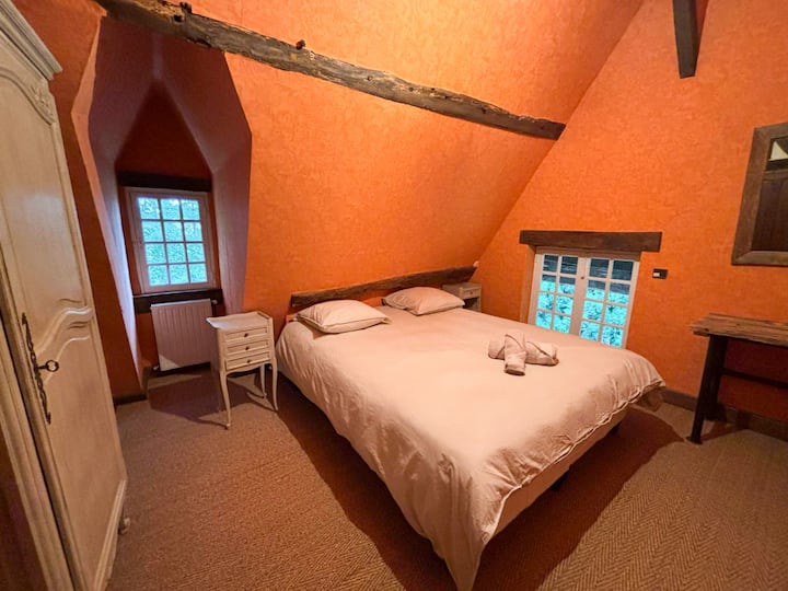 На 2-ри етаж, дясно крило: двойно легло с изглед към градината и терасата. Щори.
На 2-рия етаж, дясно крило: двойно легло с изглед към градината и терасата.