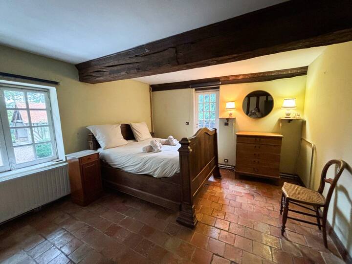 На 1-ви етаж, дясно крило, до втората баня: спалня 3 (легло 140 x 190) с изглед към градината и тераса. Щори. 
На 1-ви етаж, дясно крило, до втората баня: спалня 3 (двойно легло) с изглед към градината и терасата.