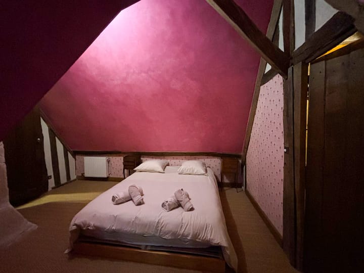 На 2-рия етаж, ляво крило: двойно легло с изглед към градината. Щори. Баня в стаята.
На 2-рия етаж, дясно крило: спалня с баня (двойно легло) с изглед към градината.