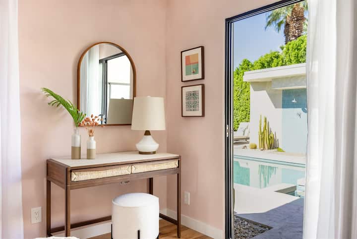 Слънце и стил – С модерен дизайн и грижливо подбрани удобства тази стая предлага просторен килер, бюро и готов за стрийминг плосък екран за балансирана комбинация от работа и релаксация.