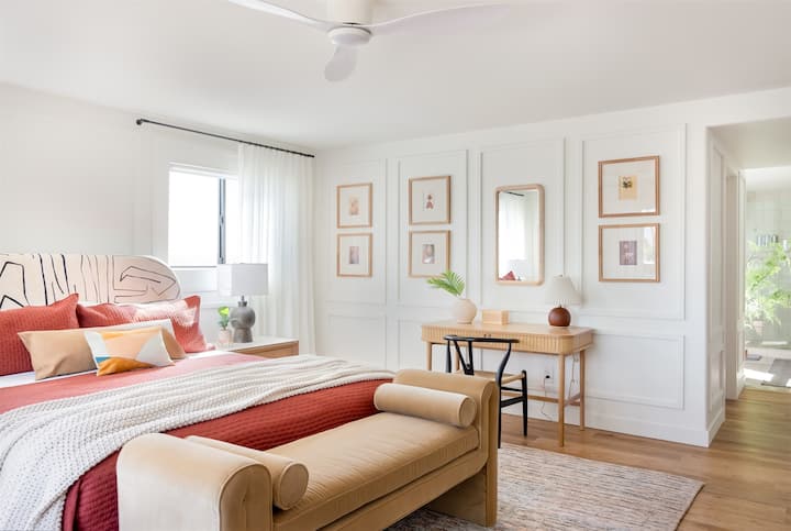 Работа и игра – трябва да свършите нещата? Възползвайте се от удобното бюро и високоскоростния Wi - Fi или се отпуснете с първокласни опции за стрийминг на плоския екран.