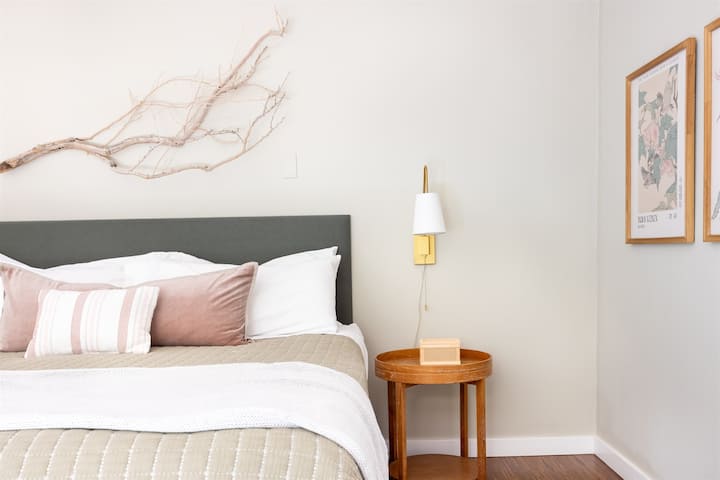 Уютно, пълно бягство – предназначено за спокойни престои, Casita Room предлага легло с размер на възглавница в Калифорния, самостоятелен достъп на открито, отделен контрол на температурата, вентилатор на тавана и затъмняващи завеси за перфектния преход през деня.