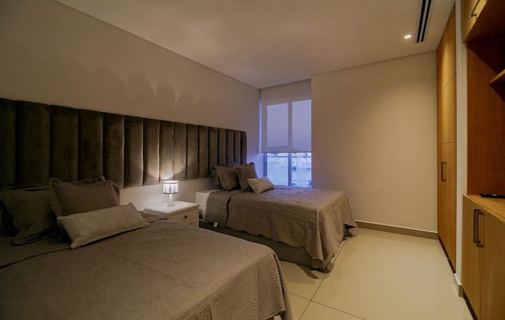 нашата несравнима стая, с меки и висококачествени легла за комфортна почивка, с меки дивани и с телевизор за забавление, с гардероб за подреждане на дрехите ви 