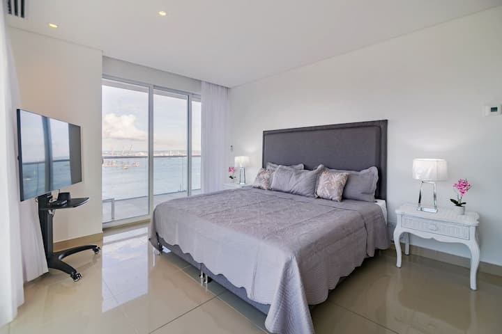 нашата несравнима стая, с меко, висококачествено легло за комфортна почивка, меки дивани и телевизор за забавление, с уникален изглед на открито