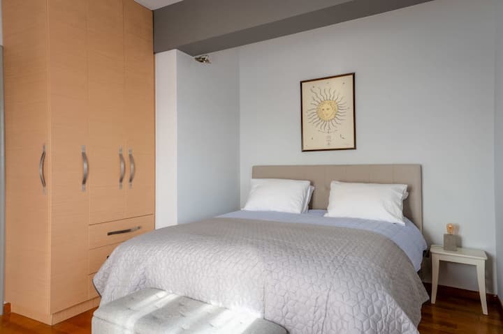 Disfruta del encanto iluminado por el sol del dormitorio, con una cómoda cama doble