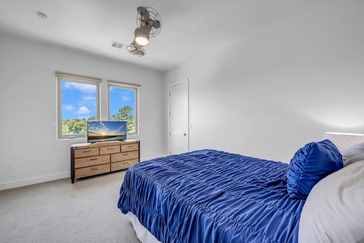 Bedroom 2: 3rd Floor
