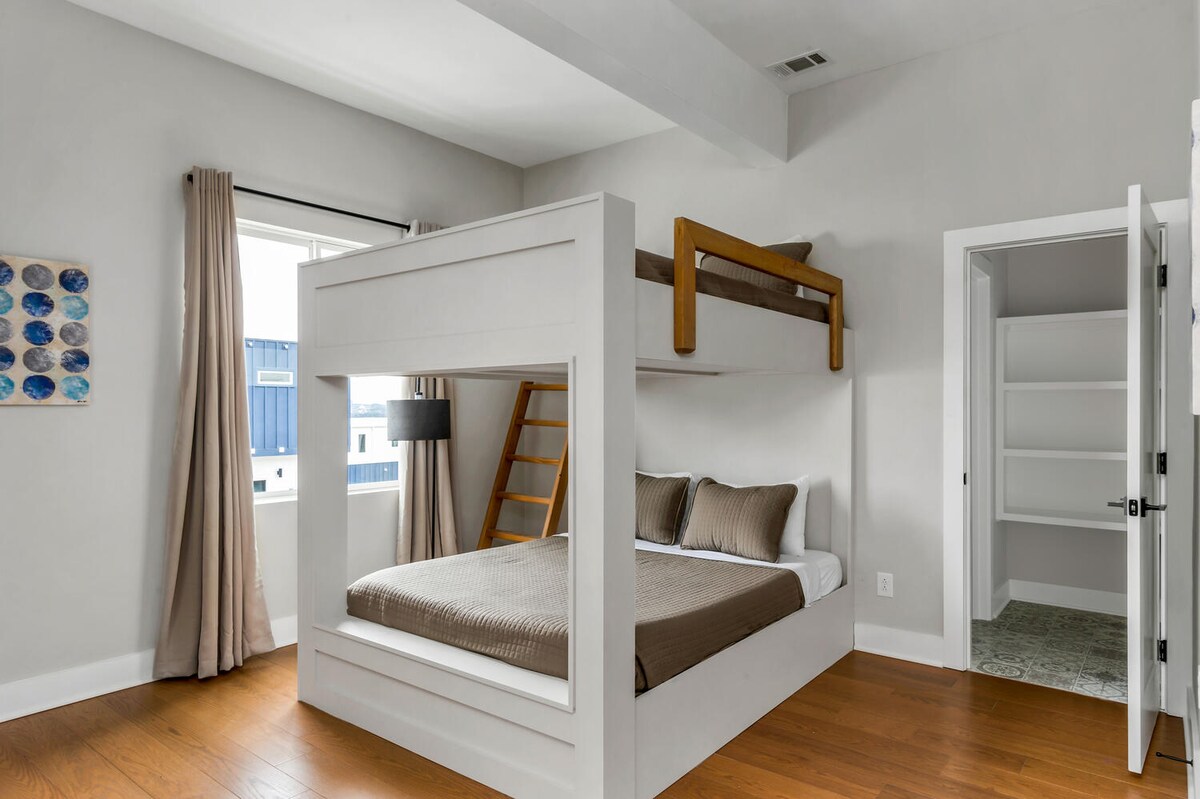 Dhoma e gjumit 2 - Krevate marinarë të personalizuar të ndërtuar pranë njëri-tjetrit me dyshekë dopio "queen".