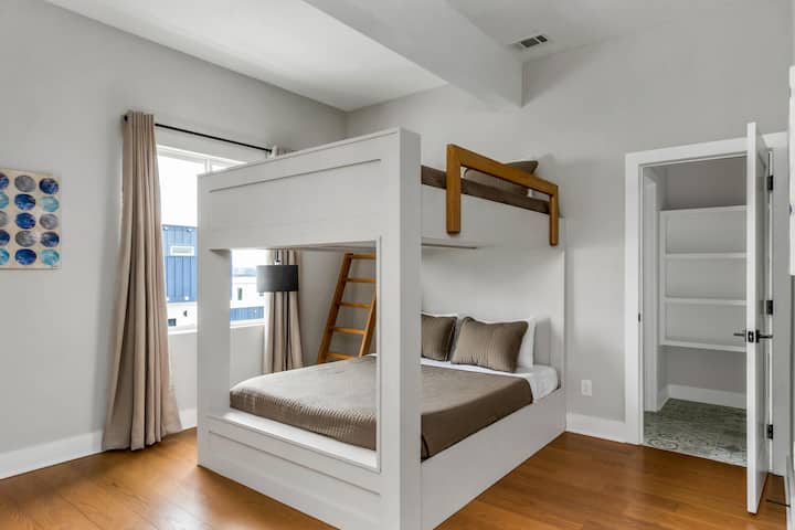 Chumba cha 2 cha kulala - Vitanda mahususi vya ghorofa vilivyojengwa kando na magodoro ya kifalme.