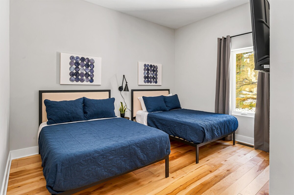 Dhoma e gjumit 5 - Dhomë e ndritshme me dy krevate të plotë për hapësirë shtesë për fjetje.