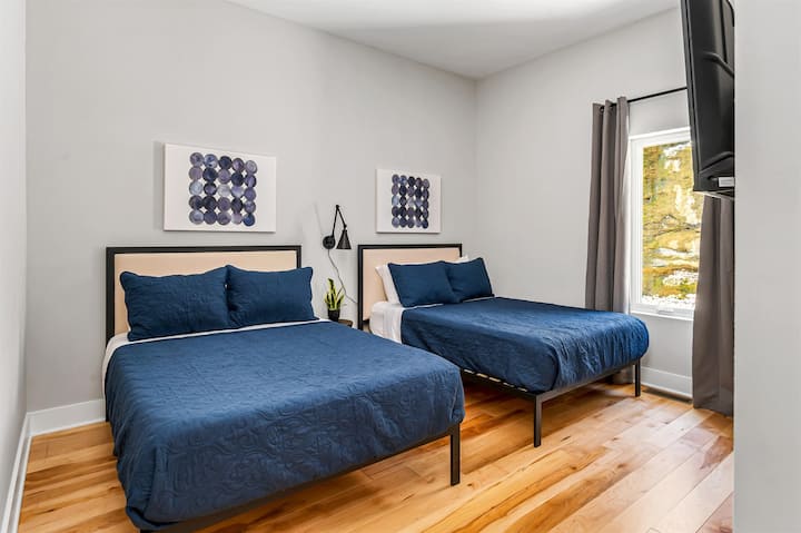 Chumba cha 5 cha kulala - Chumba angavu chenye vitanda viwili kamili kwa ajili ya sehemu ya kulala ya ziada.