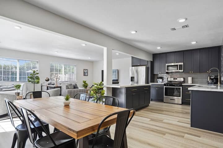 Awesome Home * POOL * 3 King Beds * 65" TV * BBQ