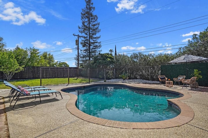Awesome Home * POOL * 3 King Beds * 65" TV * BBQ
