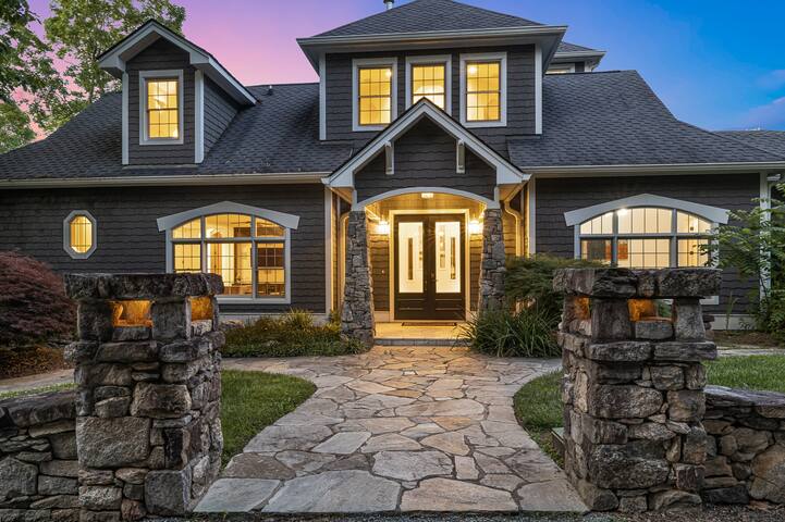 Luxury Estate + Hot Tub + Biltmore Pass gallery image 5