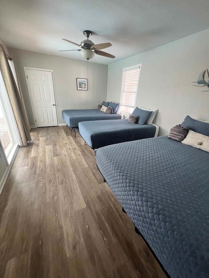 クイーンサイズベッド2台とツインベッド1台 