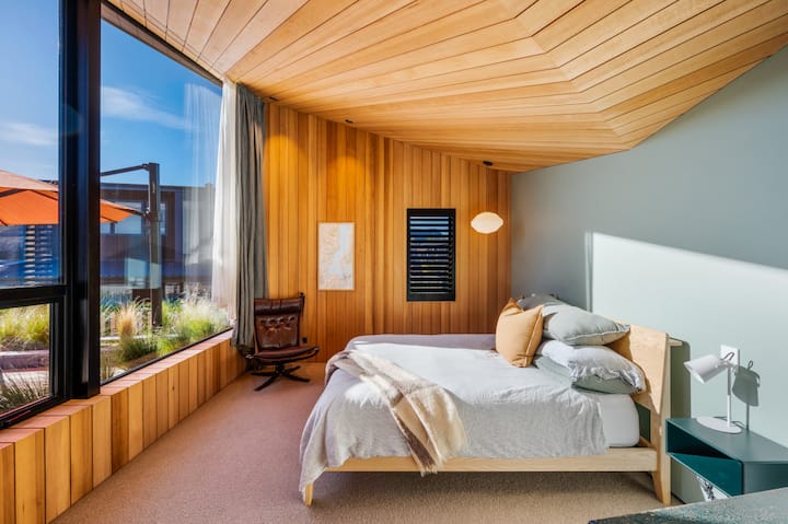 غرفة نوم رئيسية بإطلالات على البحيرة