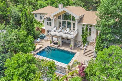 Sandy Getaway: Pool, Hot Tub, Free Ski Rental!