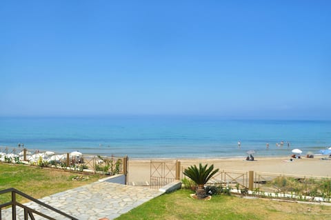Beachfront 4-bed luxury suite - Agios Gordios Corf