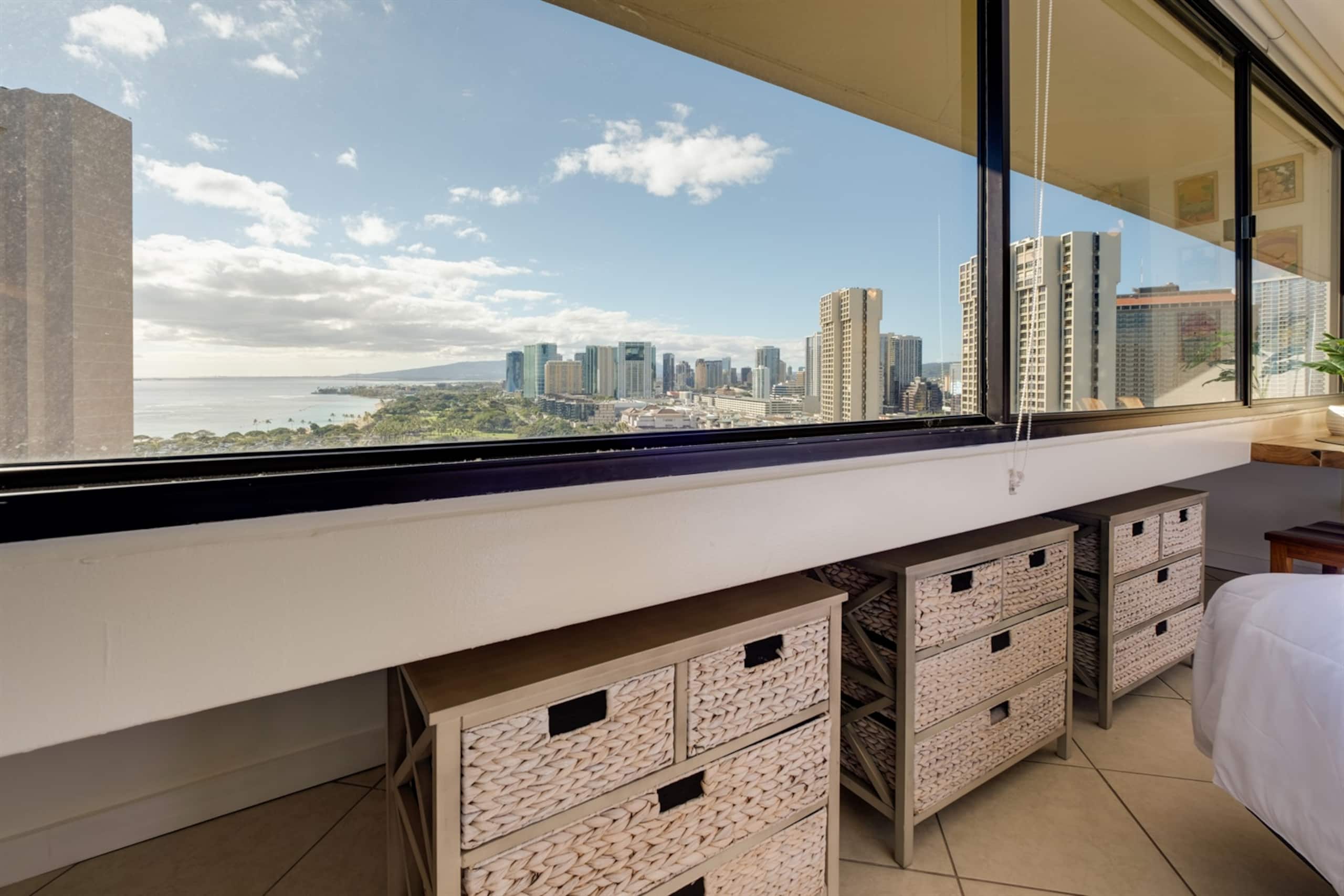 Stunning Waikiki Views • Prime Location + Parking - Image 9