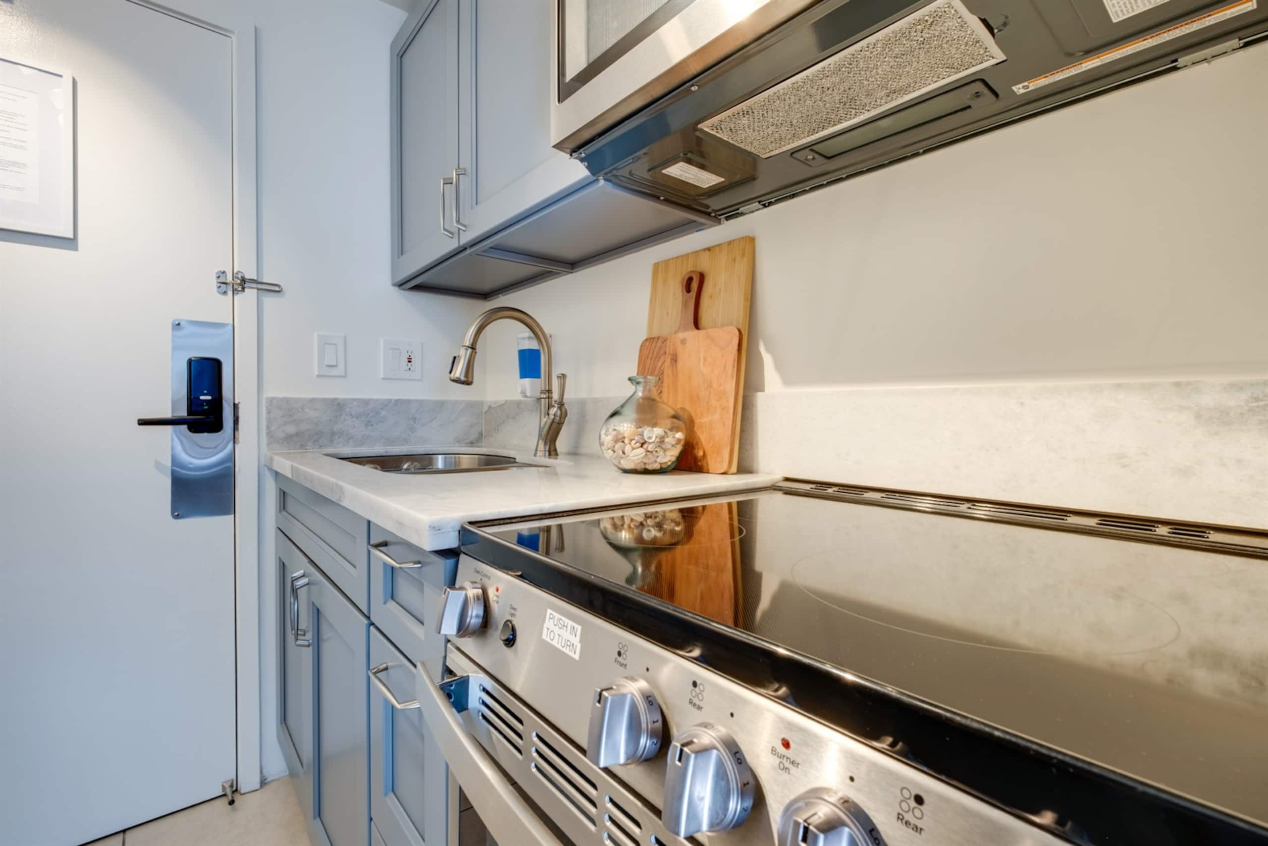 Stunning Waikiki Views • Prime Location + Parking - Image 11