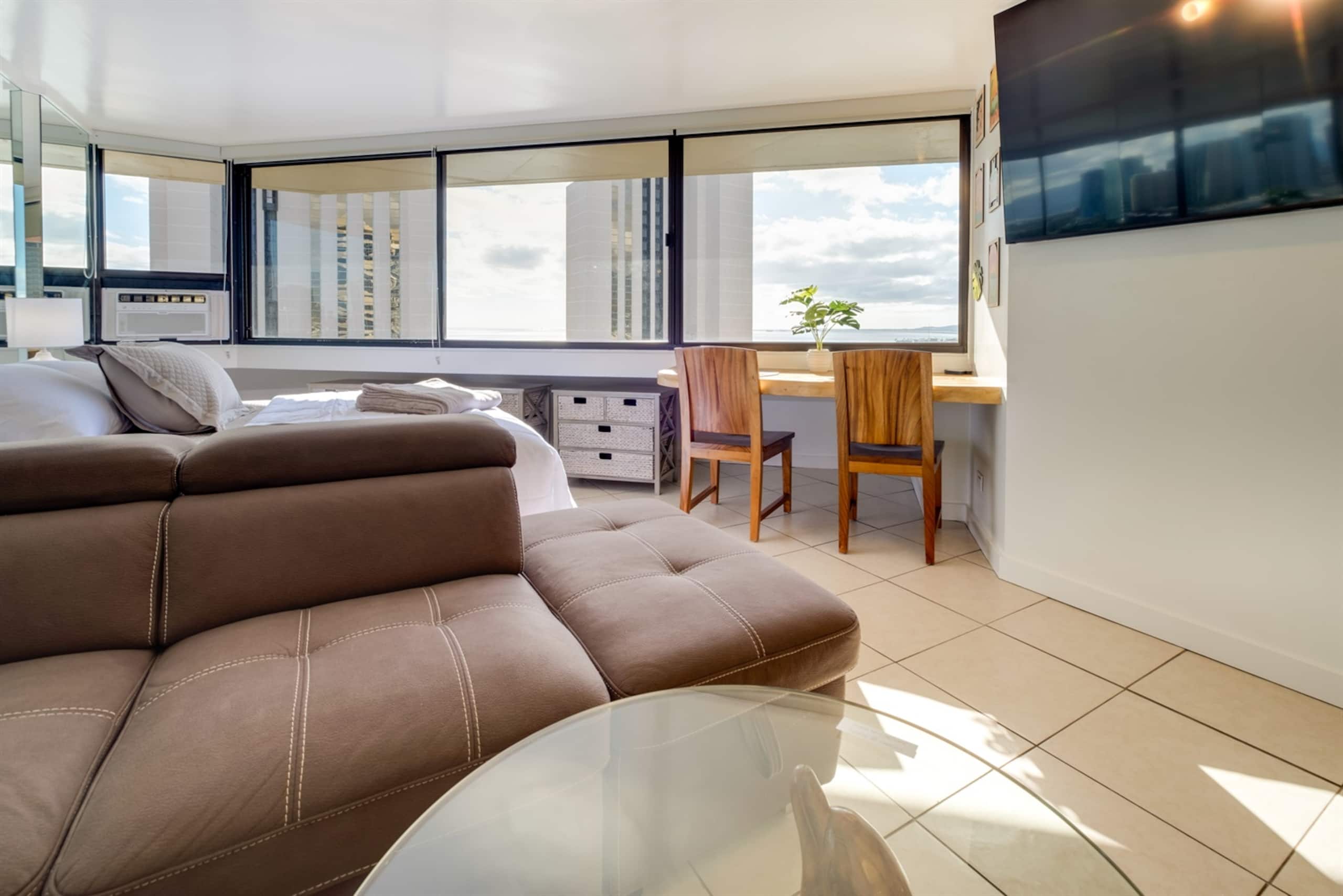 Stunning Waikiki Views • Prime Location + Parking - Image 7