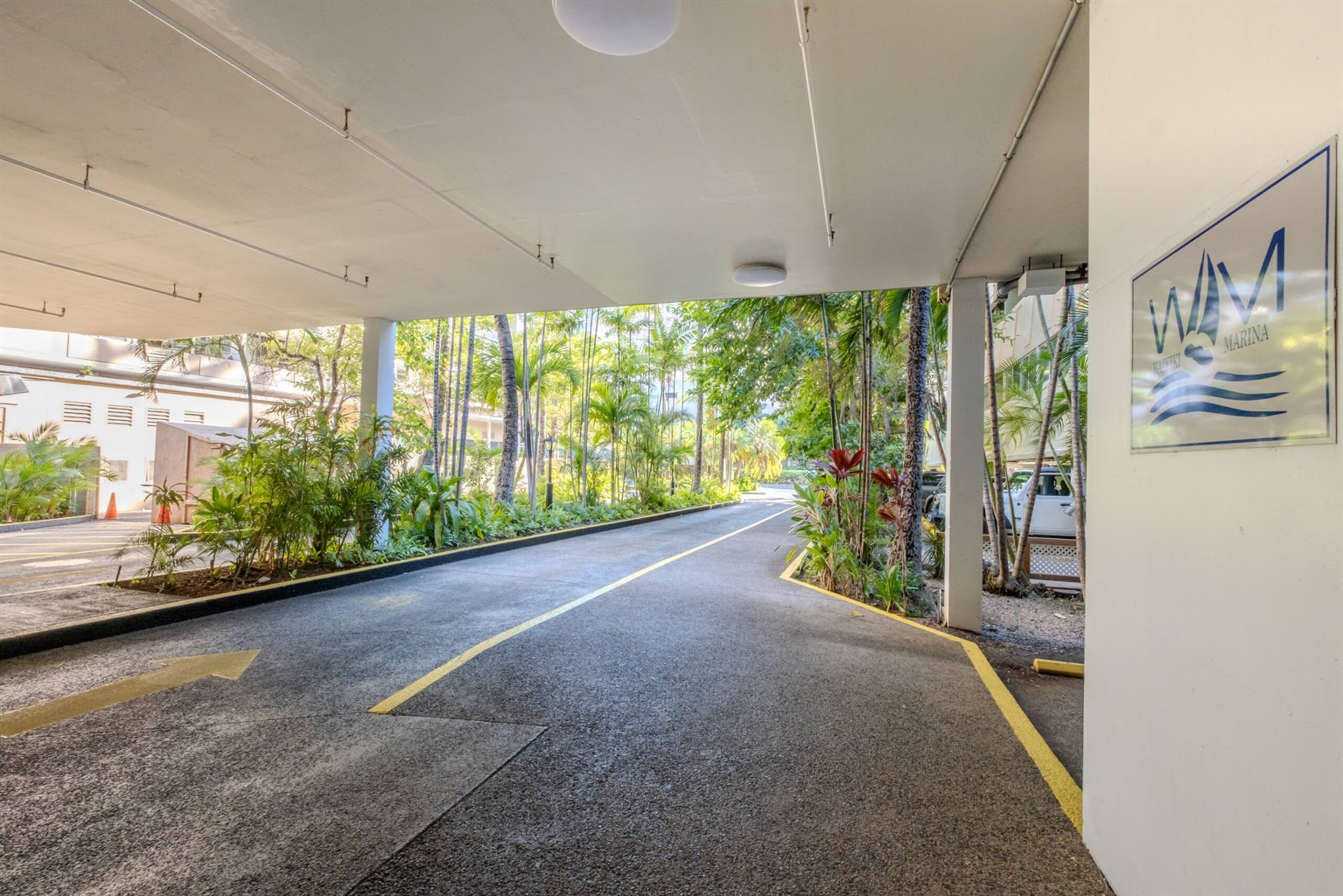 Stunning Waikiki Views • Prime Location + Parking - Image 36