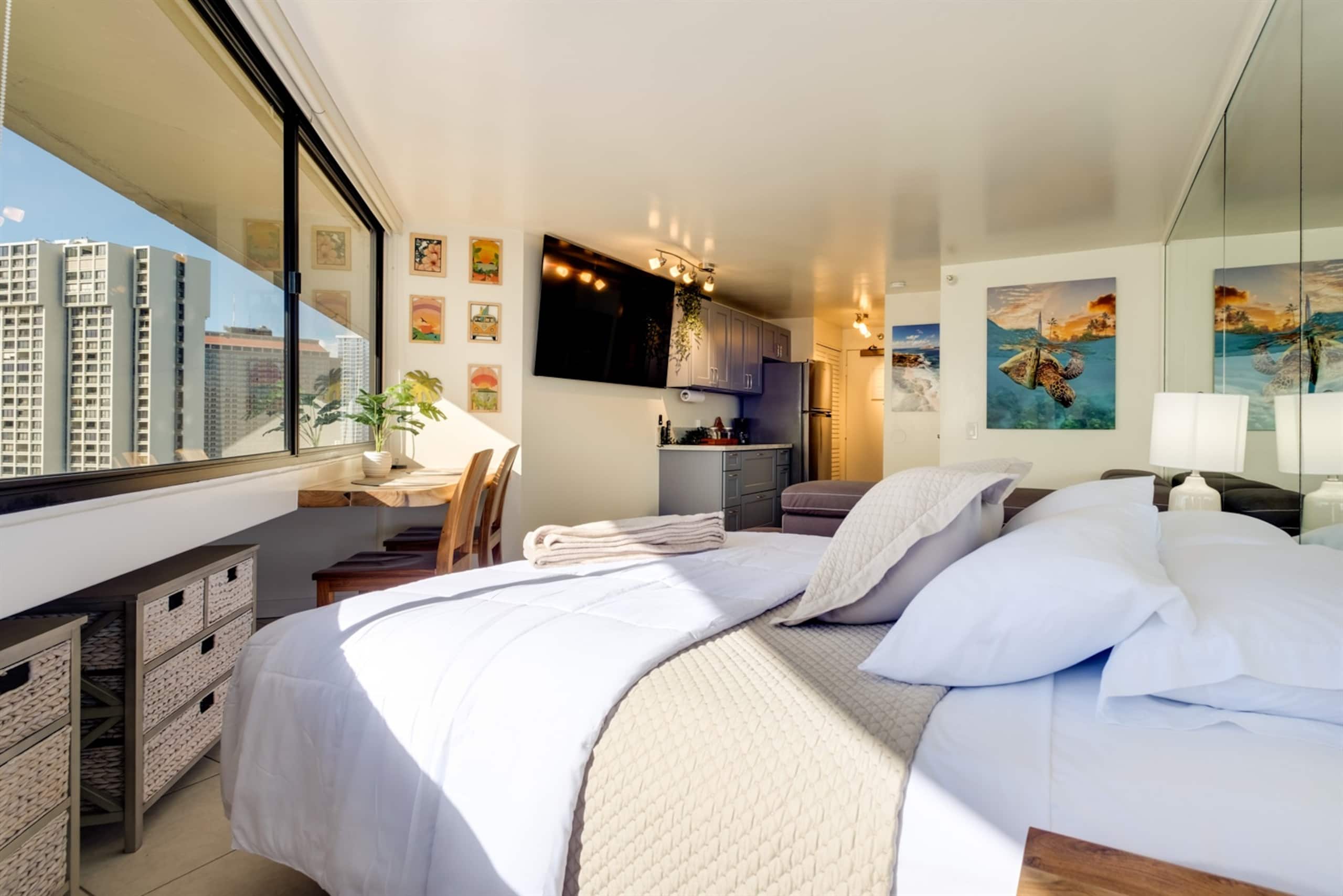 Stunning Waikiki Views • Prime Location + Parking - Image 2