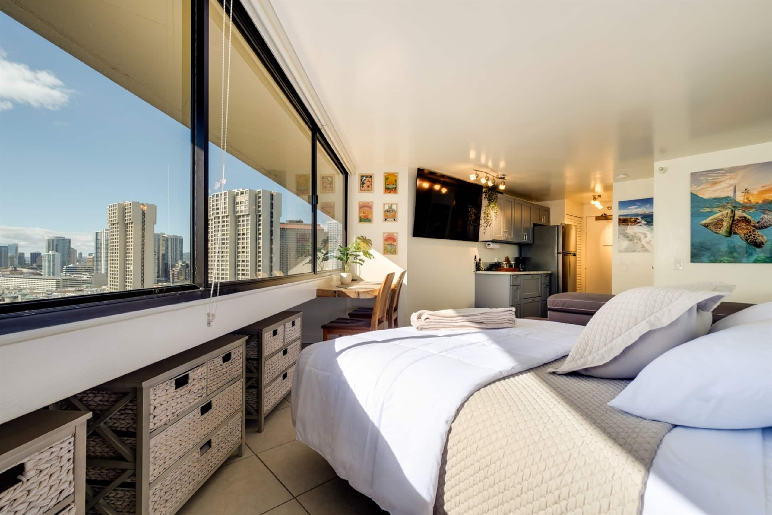 Stunning Waikiki Views • Prime Location + Parking - Image 21