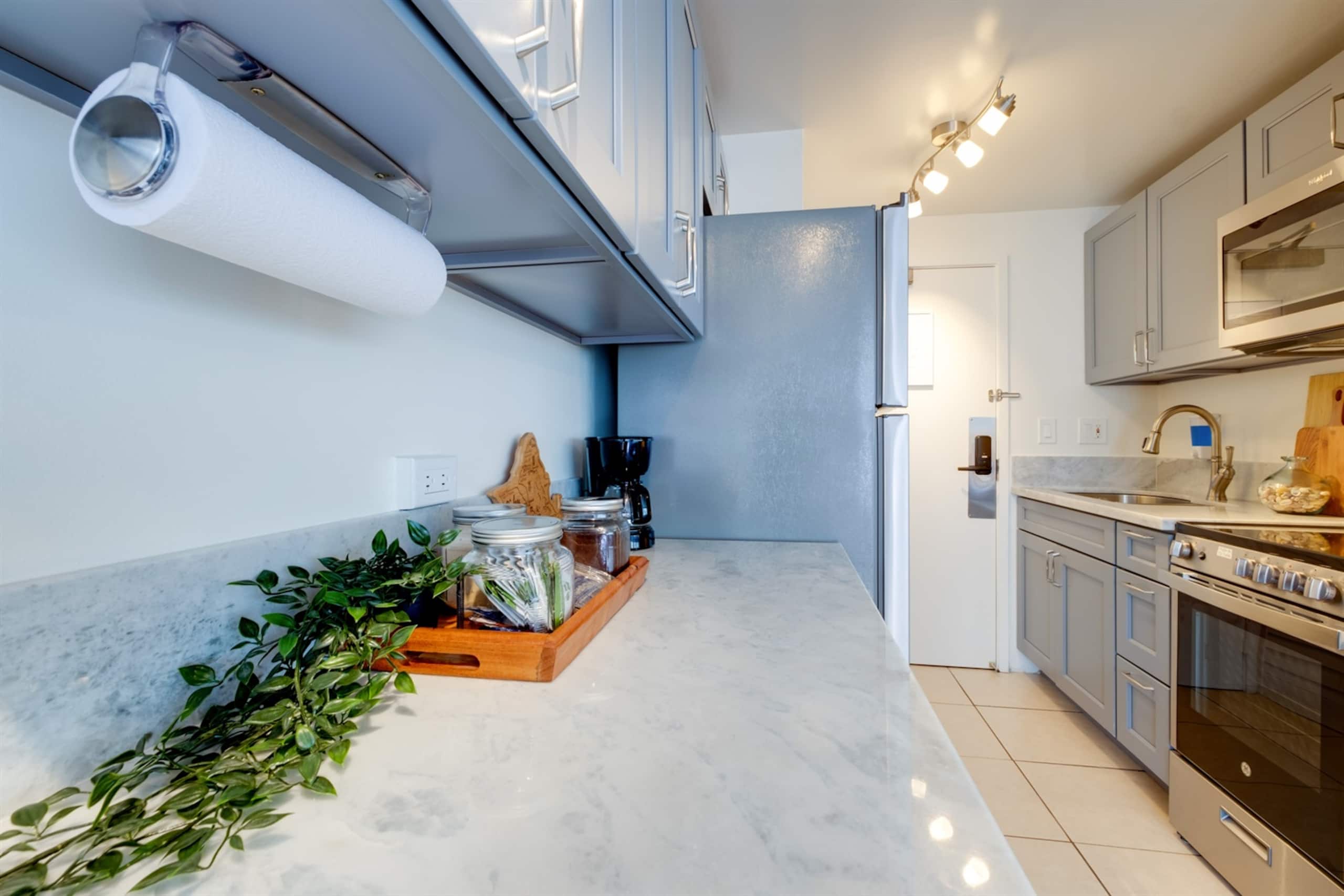 Stunning Waikiki Views • Prime Location + Parking - Image 16