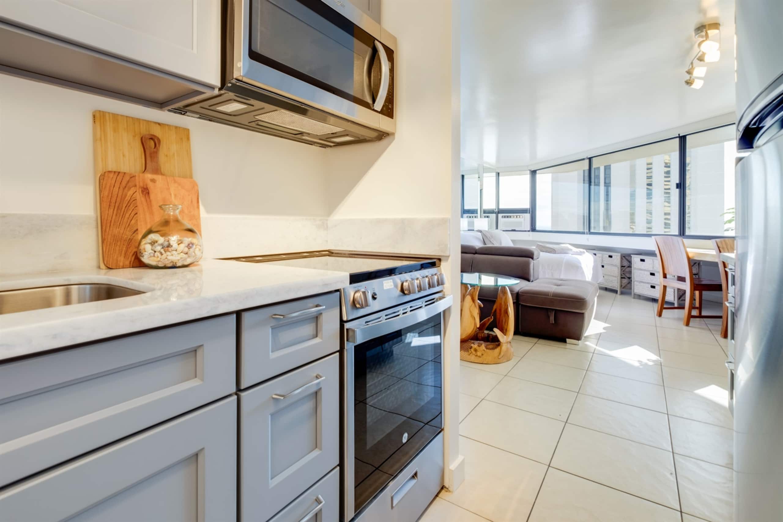 Stunning Waikiki Views • Prime Location + Parking - Image 14