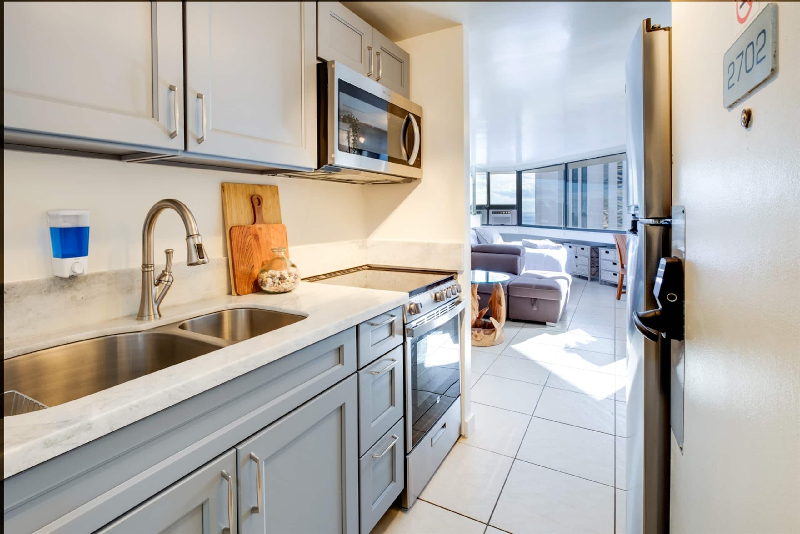 Stunning Waikiki Views • Prime Location + Parking - Image 12