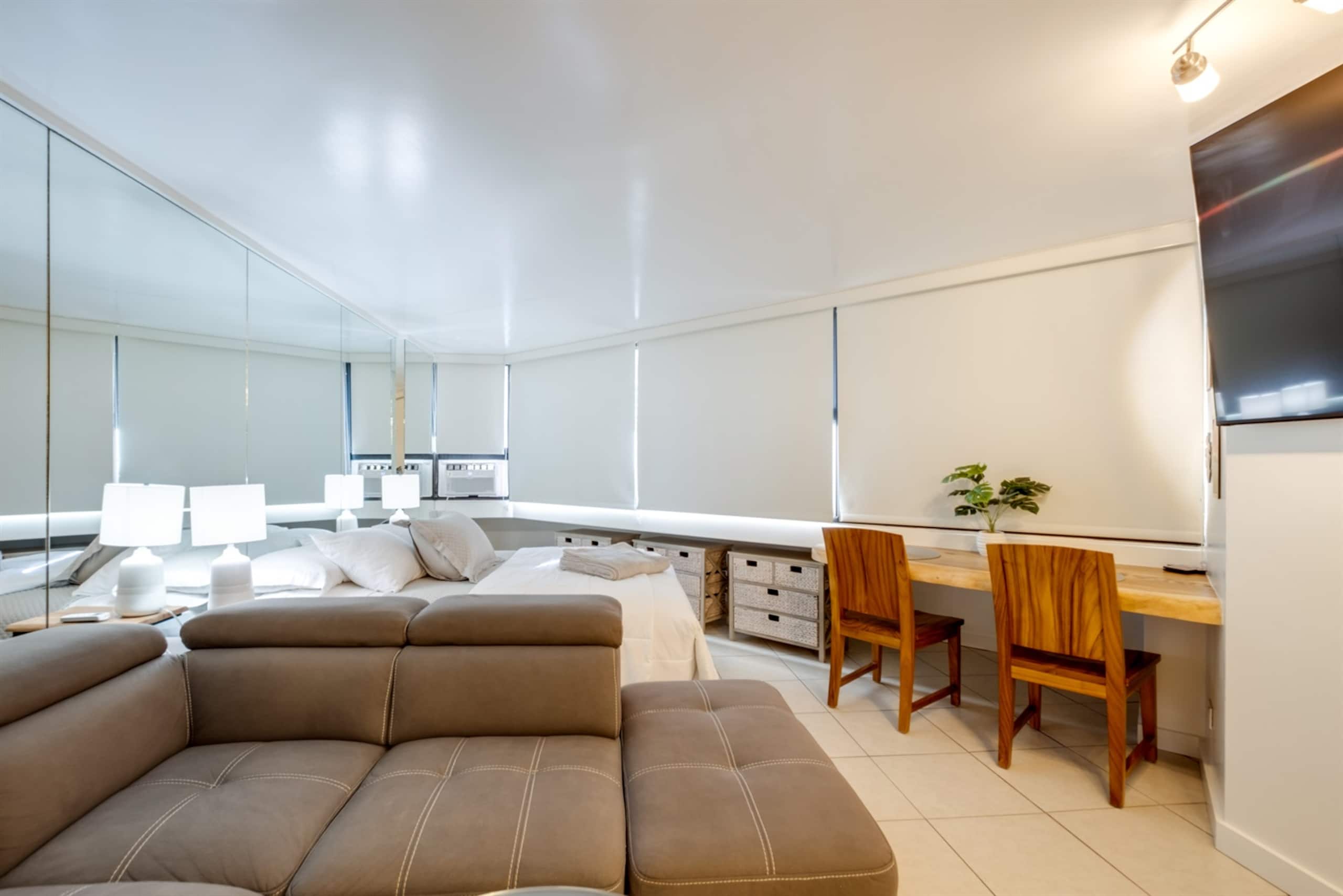 Stunning Waikiki Views • Prime Location + Parking - Image 10