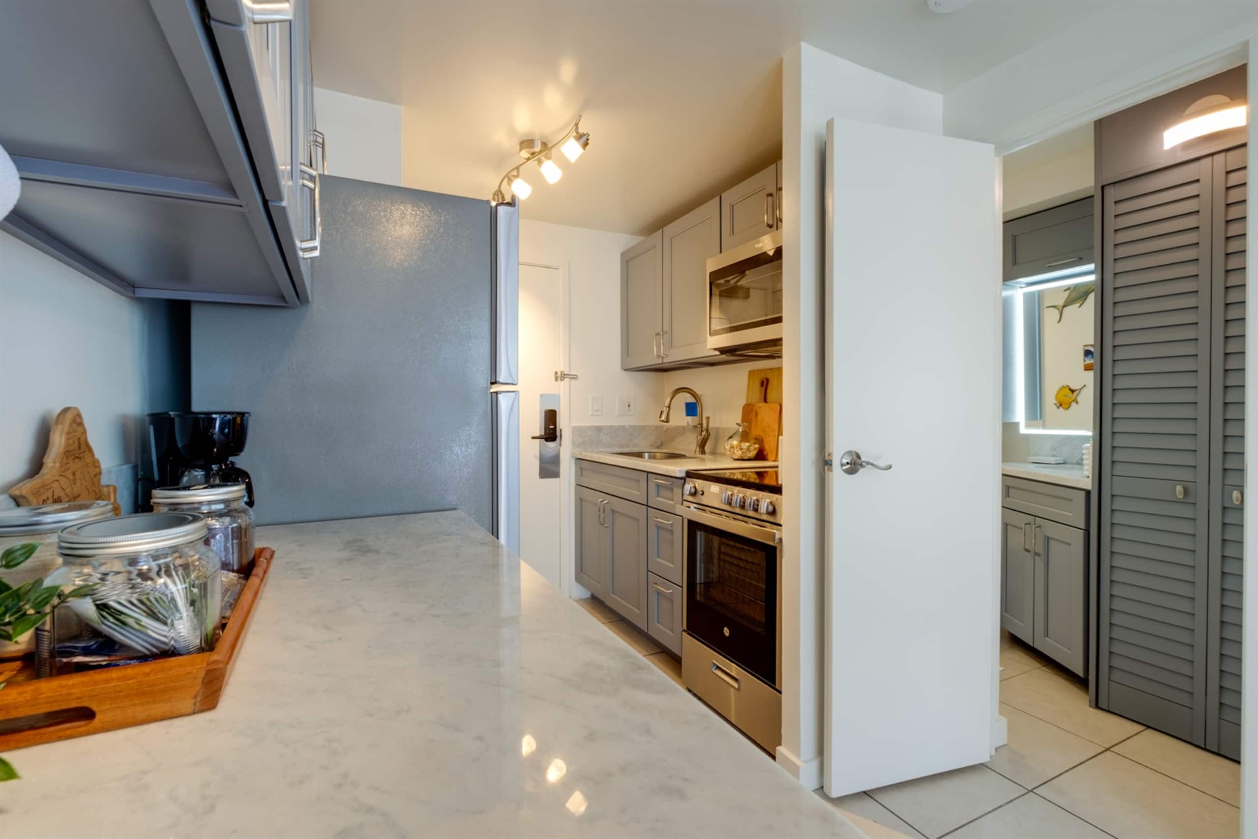 Stunning Waikiki Views • Prime Location + Parking - Image 17