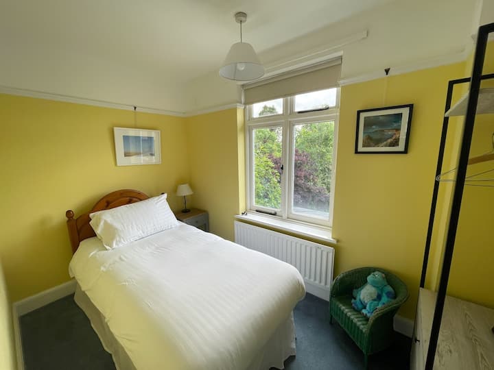 单人卧室，可俯瞰花园