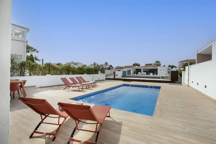 Totally renovated villa on the canal , 3 bedrooms gallery image 5