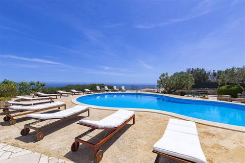 Sea view villa with pool in Puglia