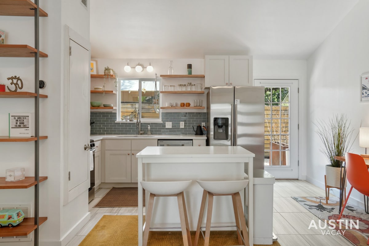 Stylish Austin Retreat w/ Luxurious King Bed + W/D