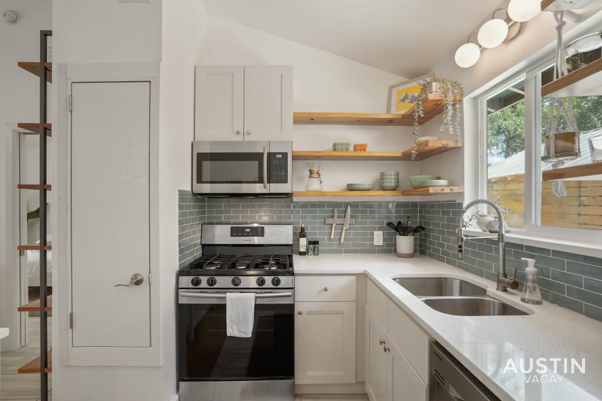 Stylish Austin Retreat w/ Luxurious King Bed + W/D