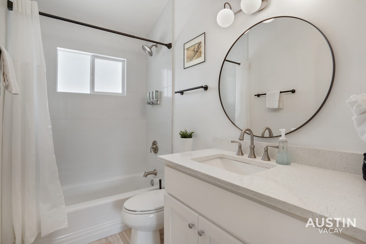 Stylish Austin Retreat w/ Luxurious King Bed + W/D