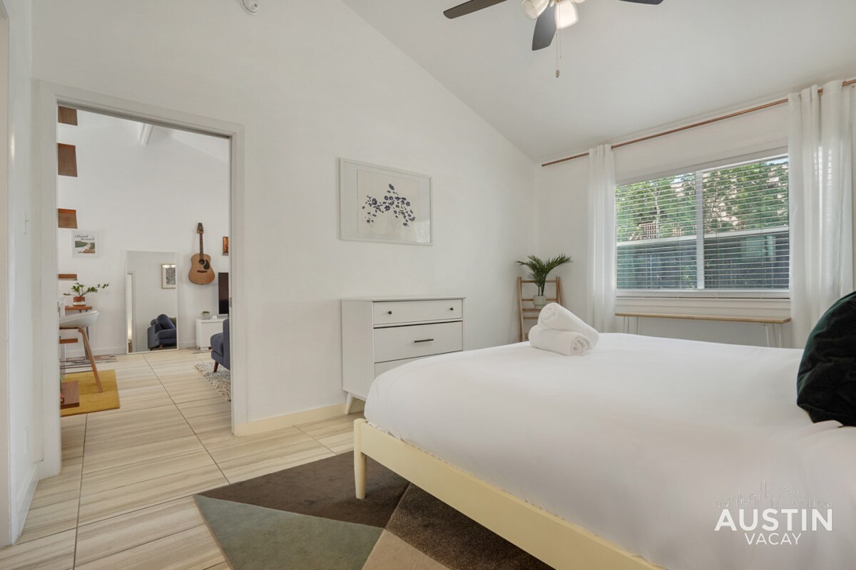 Stylish Austin Retreat w/ Luxurious King Bed + W/D