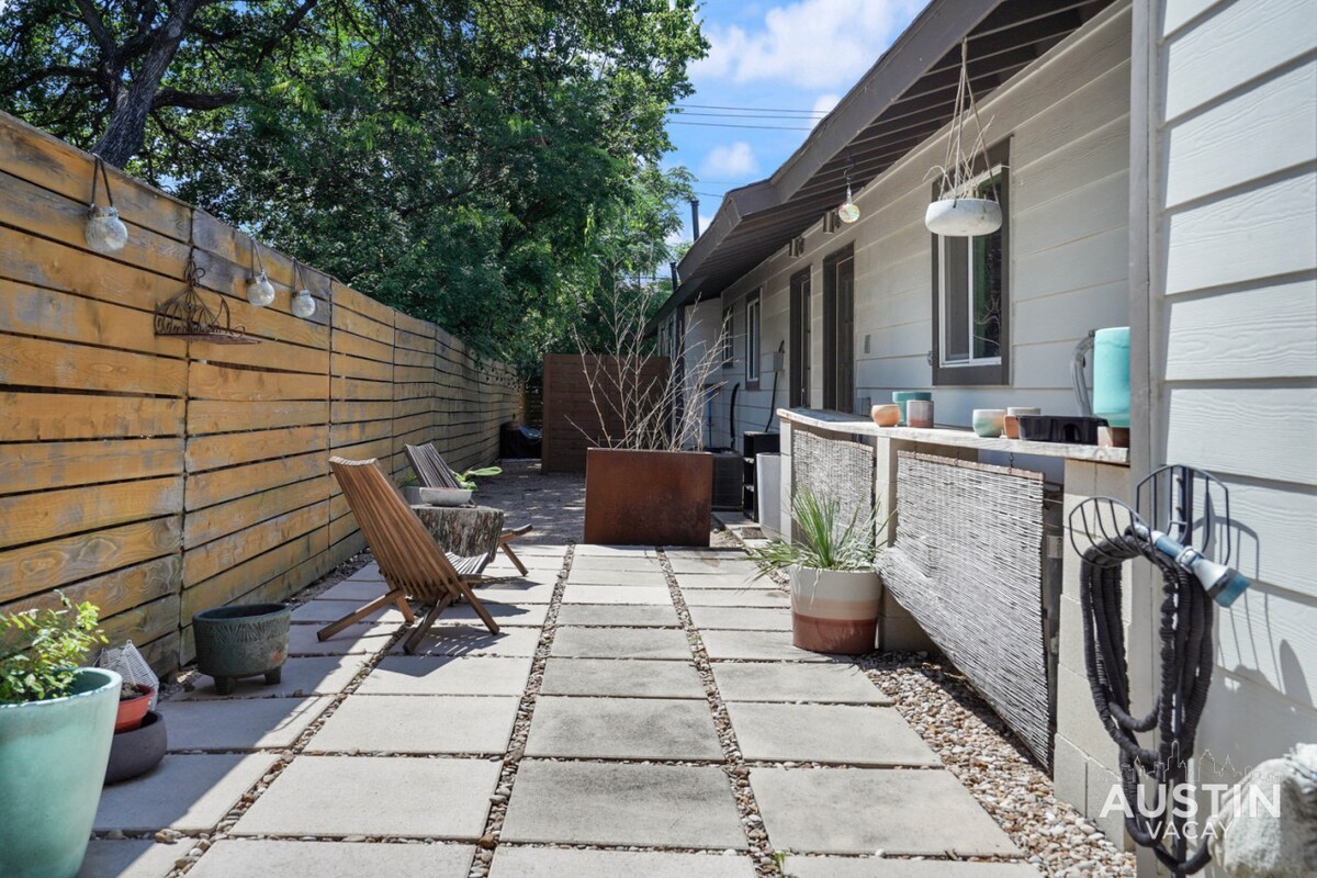 Stylish Austin Retreat w/ Luxurious King Bed + W/D