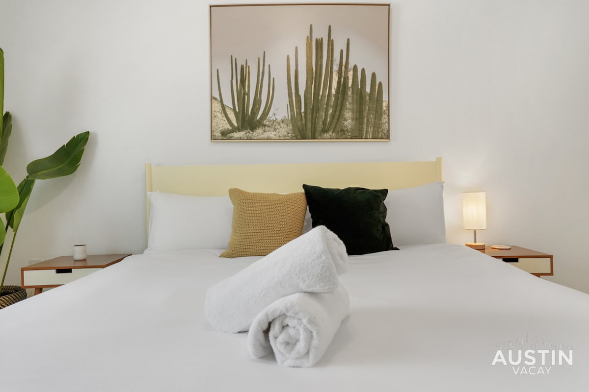 Stylish Austin Retreat w/ Luxurious King Bed + W/D