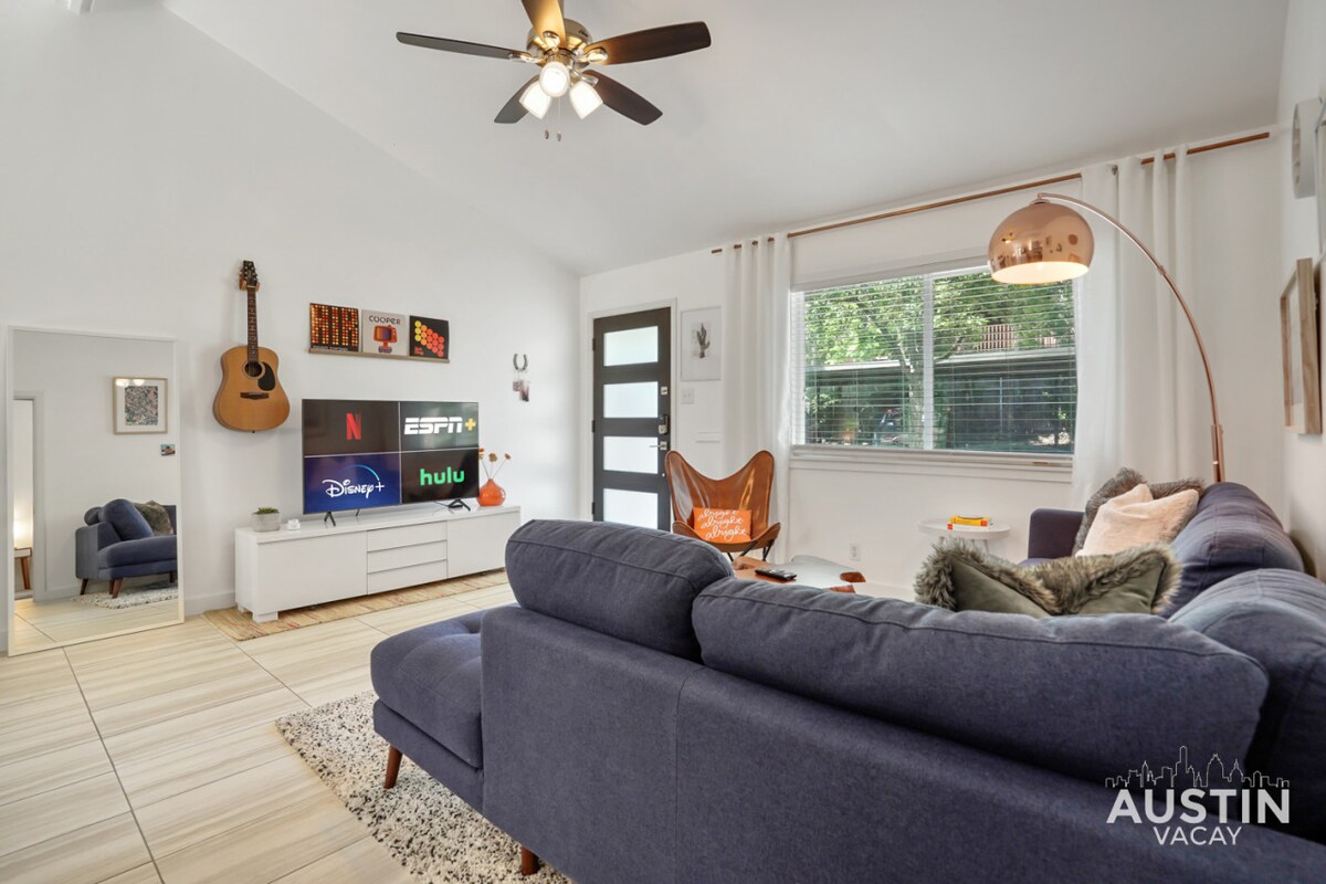 Stylish Austin Retreat w/ Luxurious King Bed + W/D