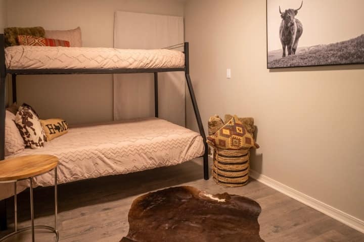 غرفة نوم ثالثة في الطابق السفلي مع أسرّة هرمية بطابقين