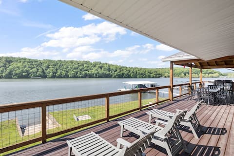 Huge Lakefront Yard, Private Dock - Amazing Views!